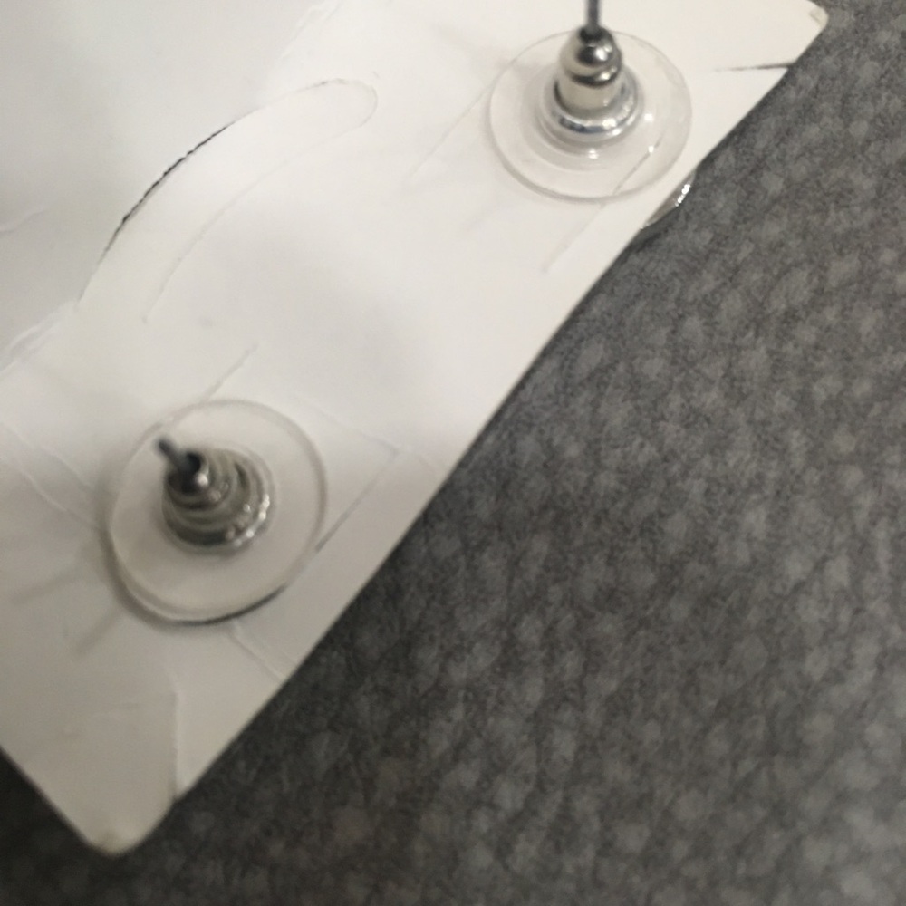 New Michael Kors stud earrings Silver - Picture 3 of 3